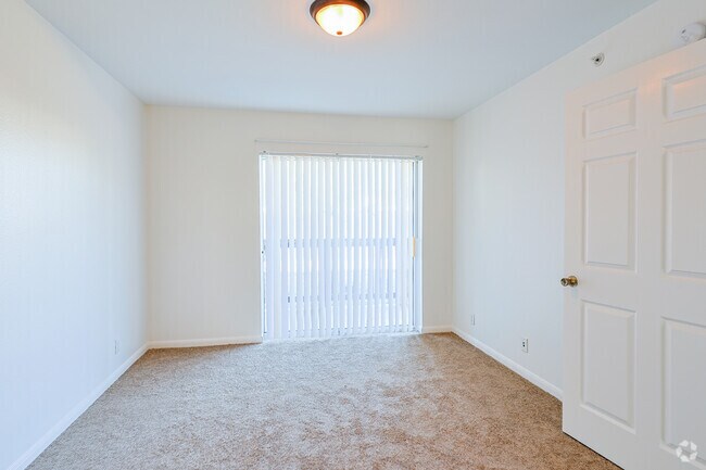 2BR, 2BA - 1,050SF - Primary Bedroom