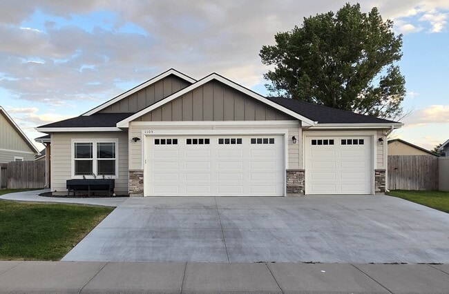 Photo - 1105 SW Camille Dr