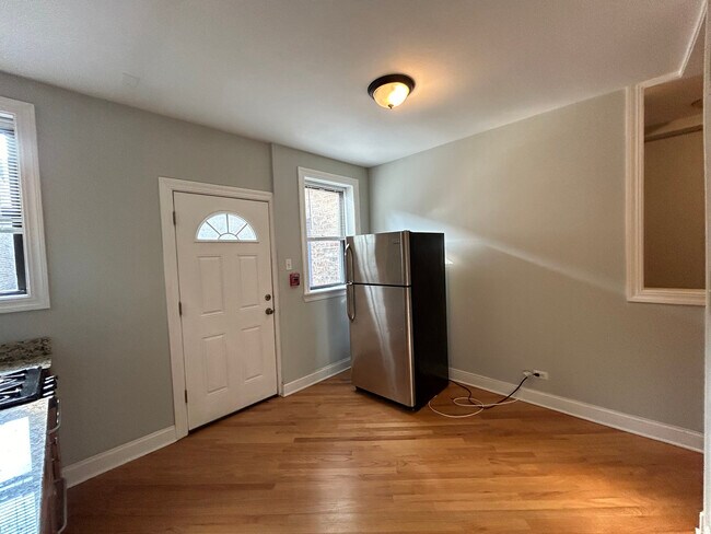 Photo - 894 Green Bay Rd