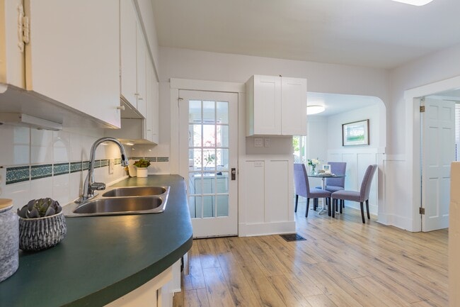 481 W 19th Ave Unit Upper Main