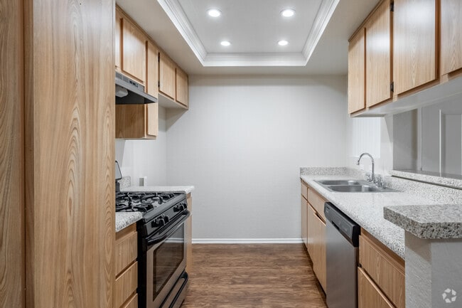 2BR, 1BA - 875SF