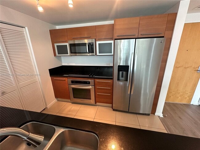 Building Photo - 253 NE 2nd St Unit 2210 Rental