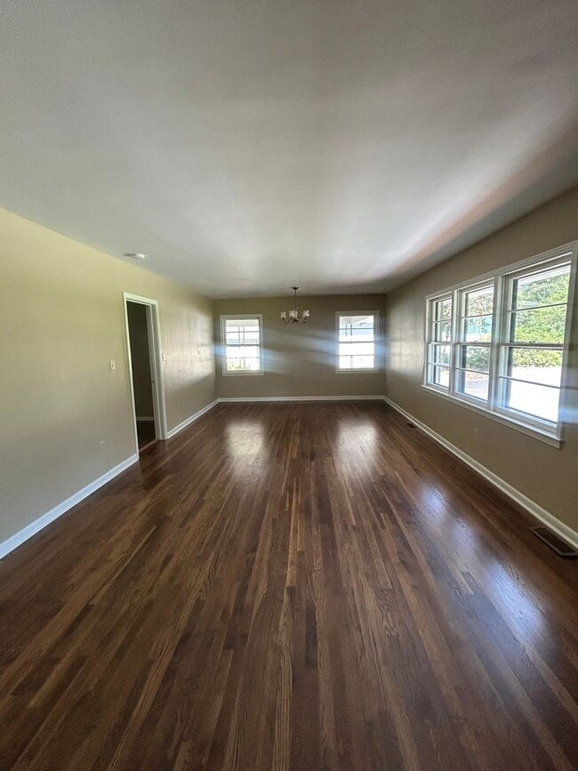 Photo - 104 Galaxie Pl