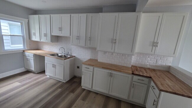 Photo - Exquisite 4 bed 3 bath with Air Conditioning Unit 2