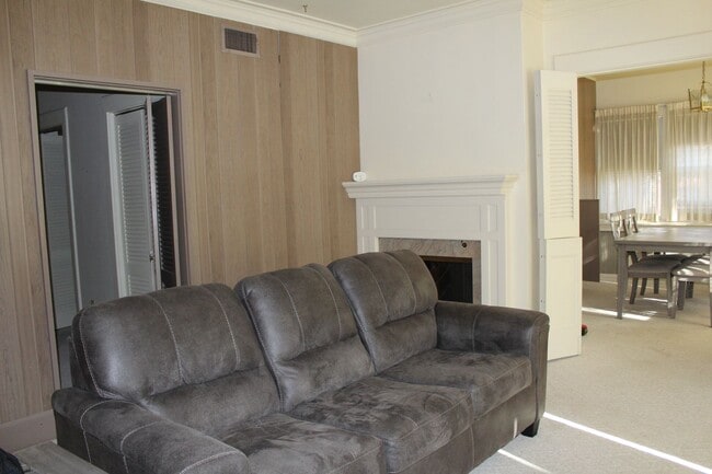 Building Photo - Fully Furnished! Unit 600 E 21st St. #1 (F)