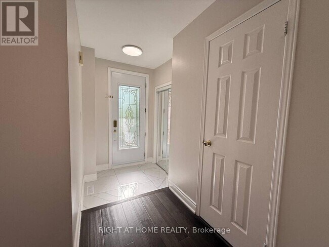 Photo - 746 Walpole Crescent