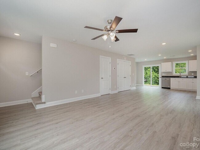 Photo - 3 Bedroom 2.5bathroom Townhome - Downtown !!