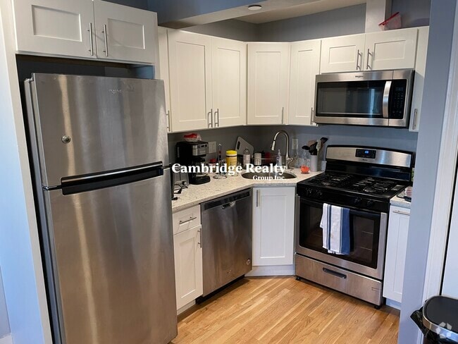 Building Photo - 87 Munroe St Unit 3A Rental