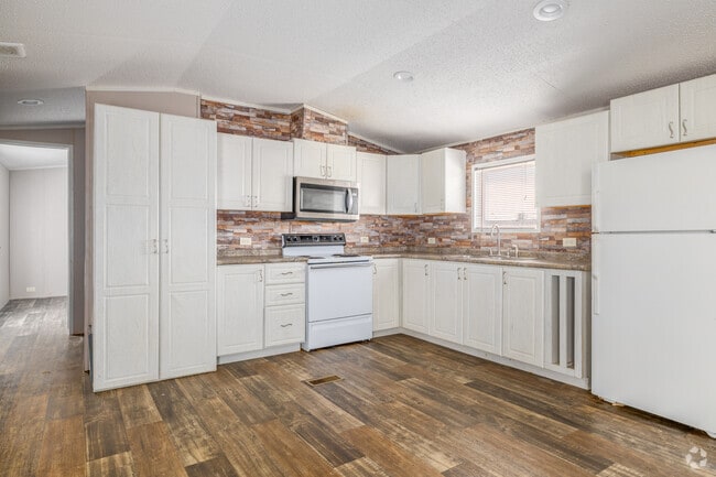 3BR, 2BA - 924SF - Kitchen