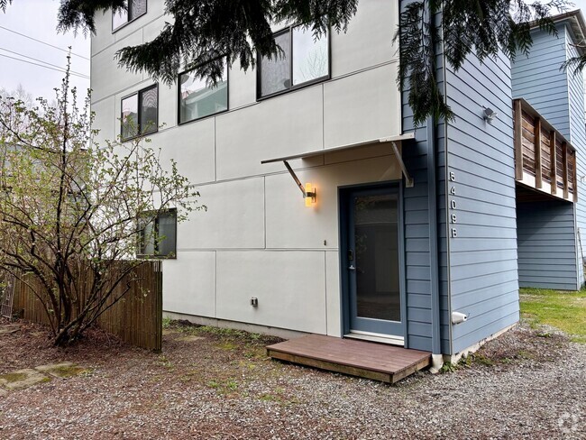 Building Photo - Bright & Modern End-Unit Townhome in Prime...