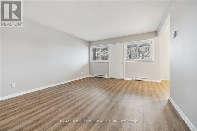 Photo - 2350 Queensway Dr