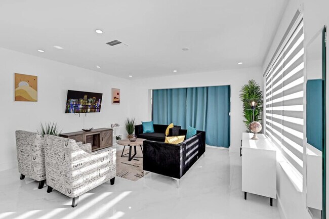 Photo - 17835 NE 6th Ave Unidad ID1372317P