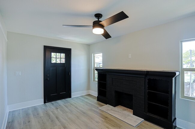 Photo - 401-403 S Garnsey St Unidad 401