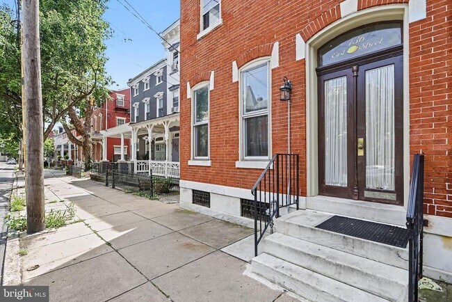 Building Photo - 136 E Lemon St