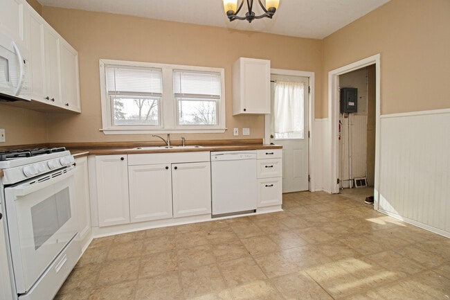 Photo - 1910 3rd St N