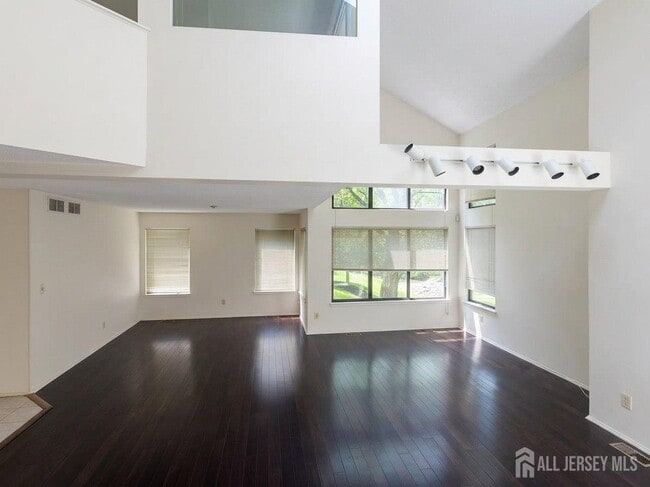 83 Sayre Dr