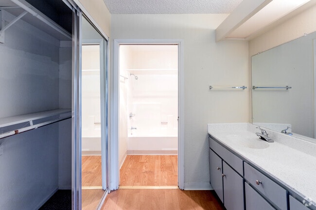 2HAB,2BA - 1,000 ft²