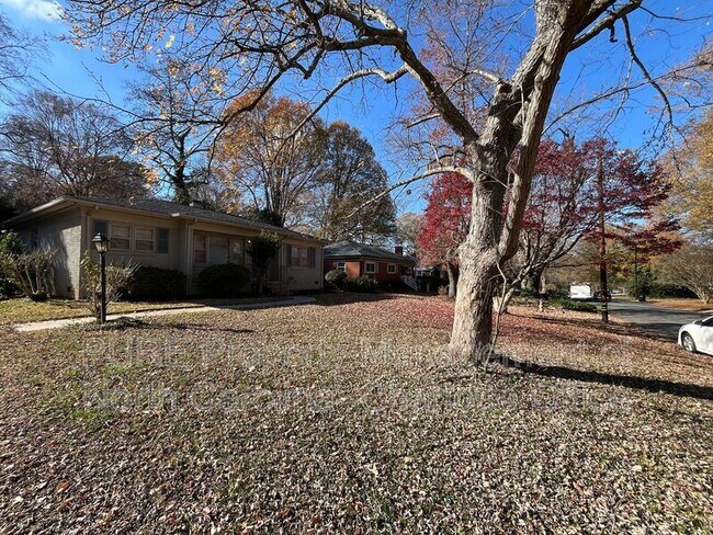 Photo - 1932 Sandhurst Dr