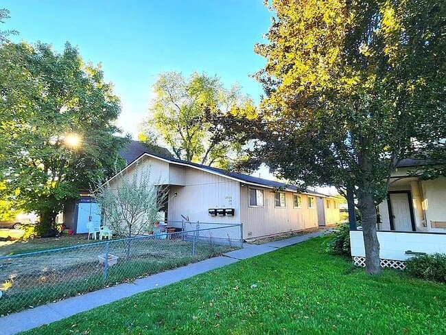 Building Photo - 2506 E Rowan Ave