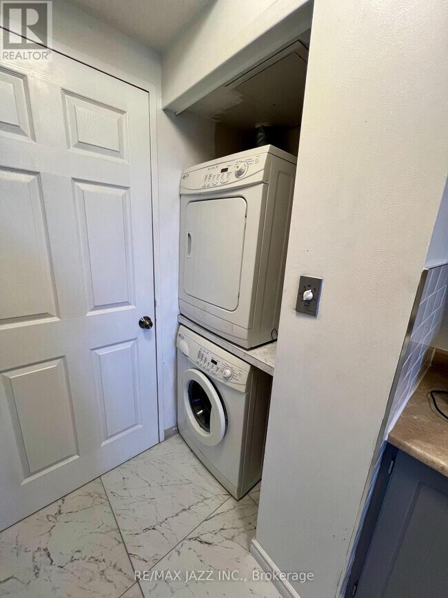 Photo - 55 William St E Unit 716