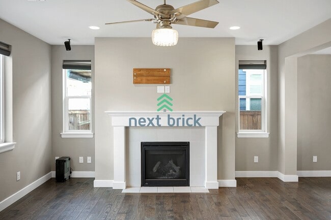 Photo - 4 BED ANS 2.5 BATH SINGLE FAMILY HOUSE FOR RENT