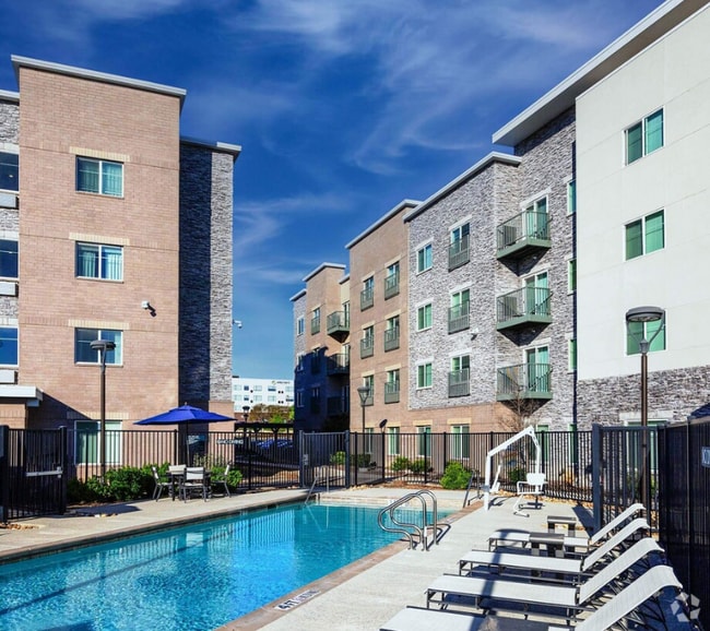Building Photo - 2220 N Glenville Dr Unit 2208 Rental