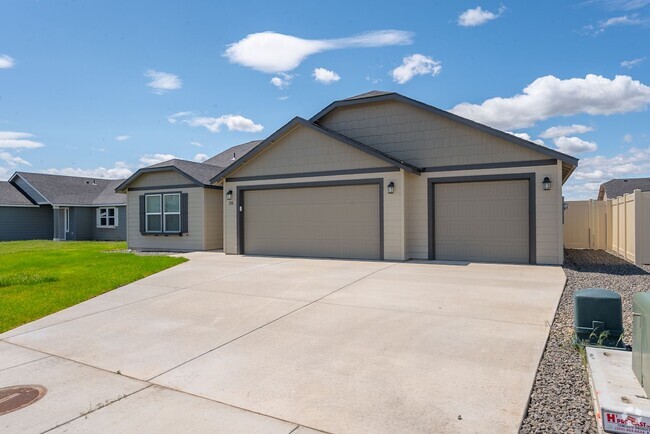 Building Photo - Charming 3 Bedroom Home