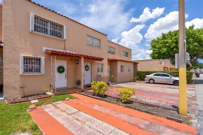 Photo - 1757 W 57th St Unit 211