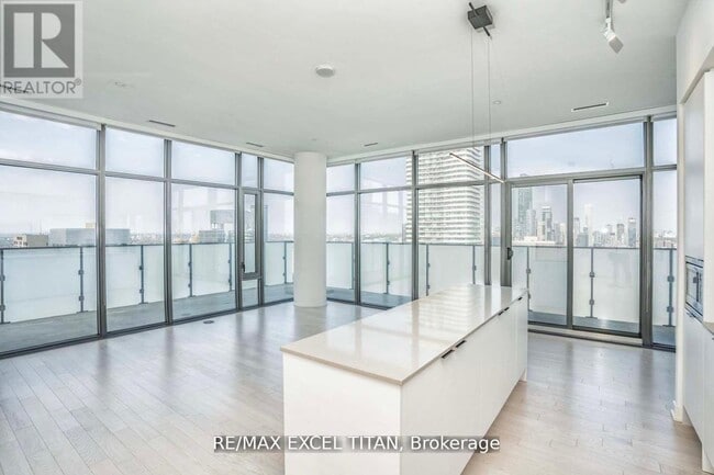 Photo - 20 Lombard St