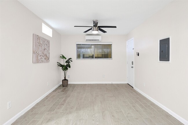 Photo - 1607 Welch St
