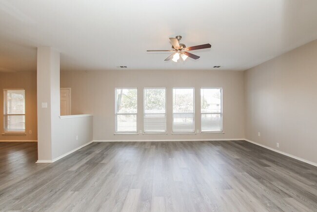 Photo - 121 Castle Dr