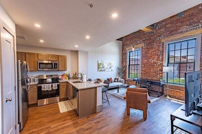 Building Photo - 90 Grove St Unit 307