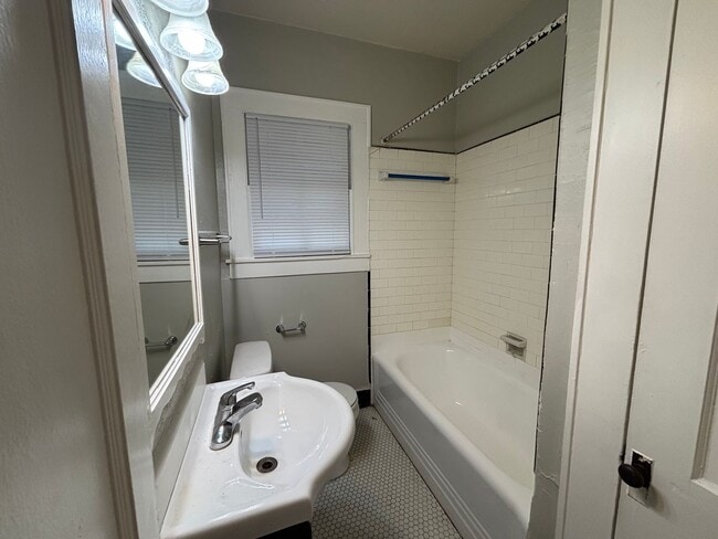 Photo - Cute 1 bedroom 1 bath duplex House