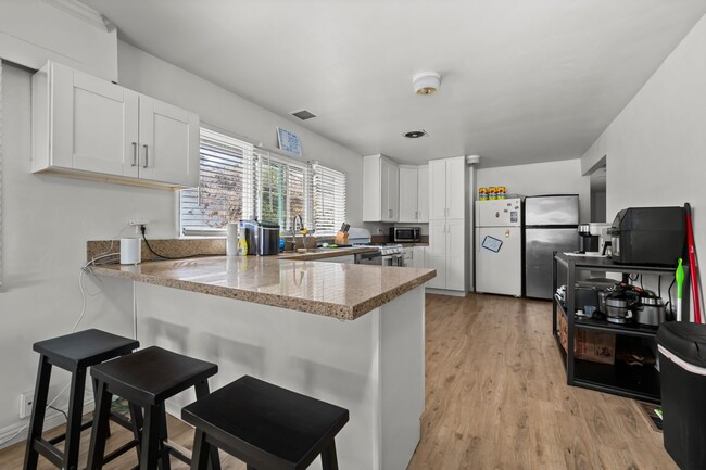 Building Photo - 6180-6182 Mary Ln Dr