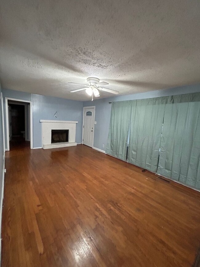 Photo - 1115 Sangster Rd