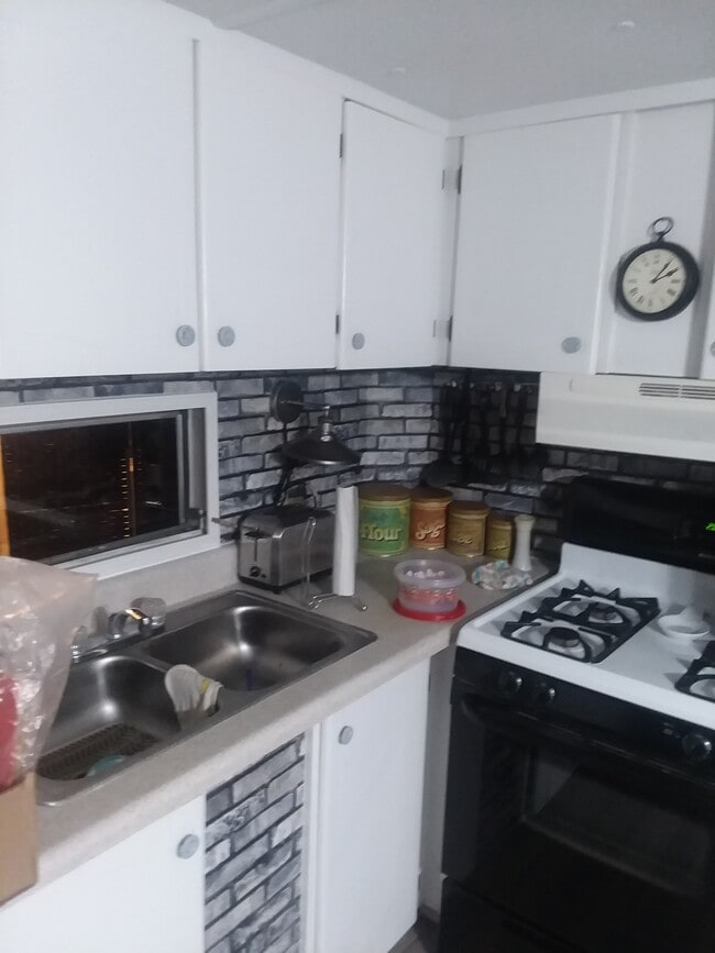 kitchen - 30424 Francis St Condo Unit 30424 Francis