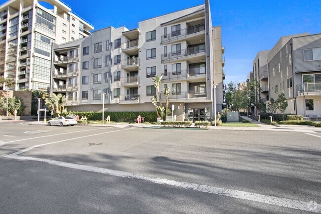 Building Photo - Luxurious 3 Bedroom 3 Bathroom Centrally L... Rental