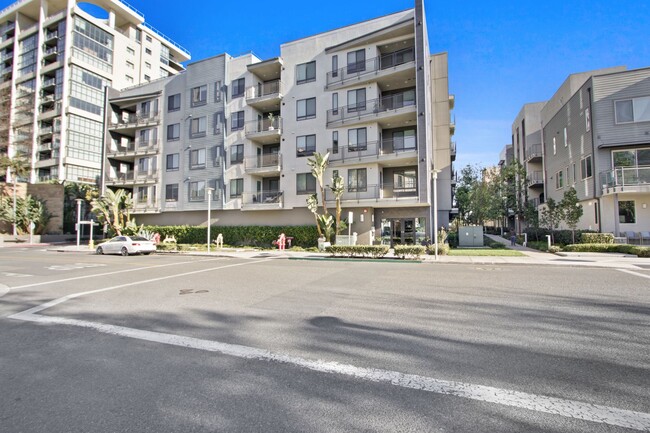 Luxurious 3 Bedroom 3 Bathroom Centrally L... - Luxurious 3 Bedroom 3 Bathroom Centrally L... Condo