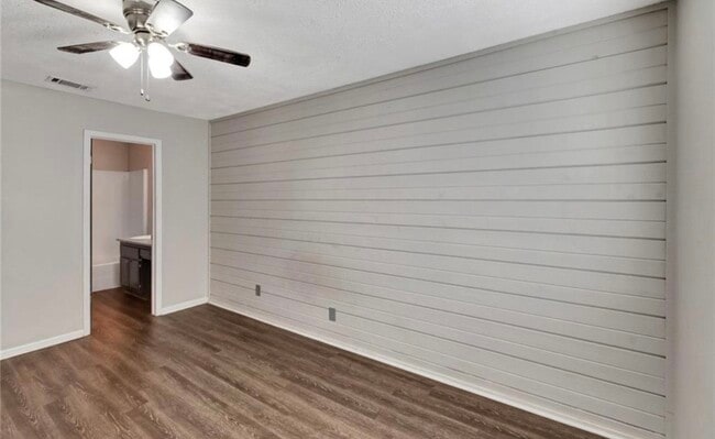 Photo - 215 Chantilly St