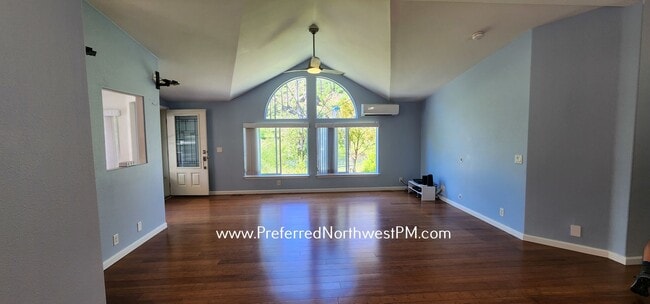 Photo - Lovely Home on the McKenzie River!