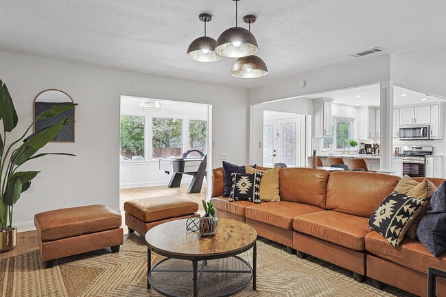 Building Photo - 6872 Greenleaf Dr Rental