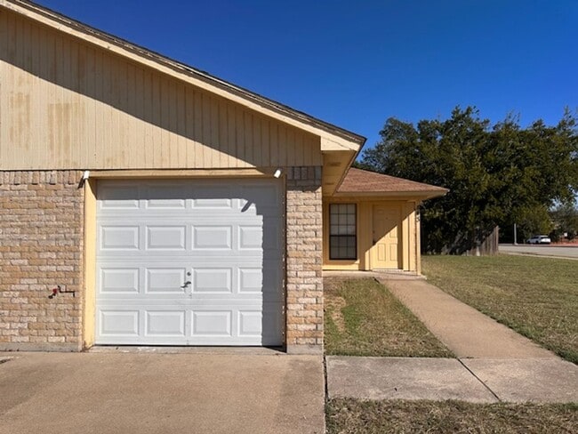 Building Photo - Coming Soon! Nice 2 Bedroom, 2 Full Bath D...