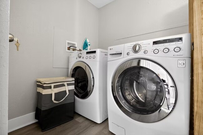 Building Photo - 1401 Collier St