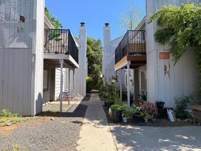 Building Photo - 13 Klondike Ct Unit B