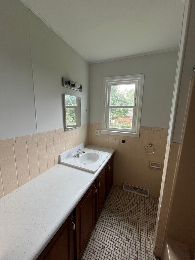 219 Axtell Ave Unit 2nd floor