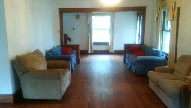 Building Photo - 5 BD/2BA Home next to Kirkwood with fenced backyard!