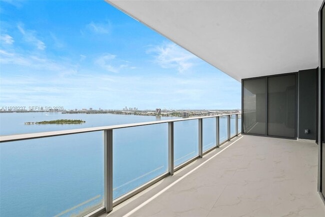 Building Photo - 700 NE 24th St Unit 2105