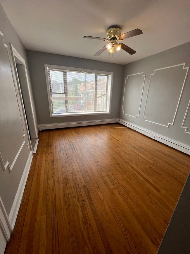 Photo - 909 E 85th St