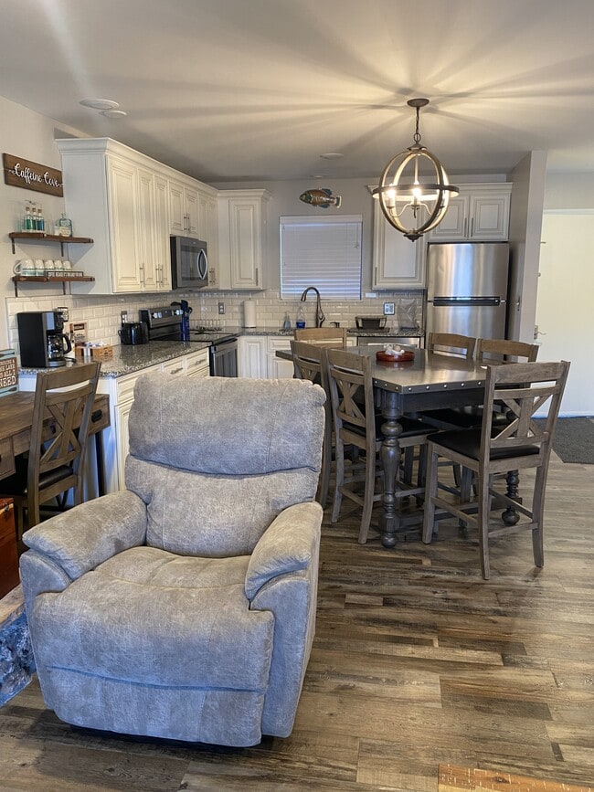 Photo - 611 Lazy Days Rd