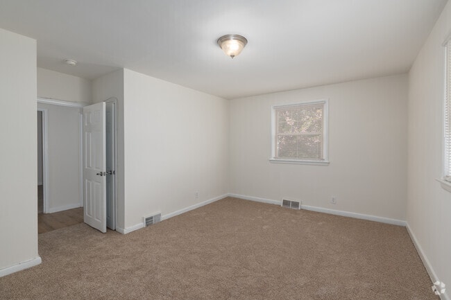 2BR, 1BA - 1,000SF - Bedroom
